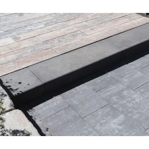 Anthrazitfarbene Diephaus Blockstufe als Treppenstufe im Außenbereich, verbindet zwei gepflasterte Flächen. Ideal für Garten & Terrasse.