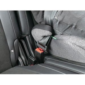 Kindersitzerhöhung Raffi grau-schwarz im Auto mit Gurt befestigt.