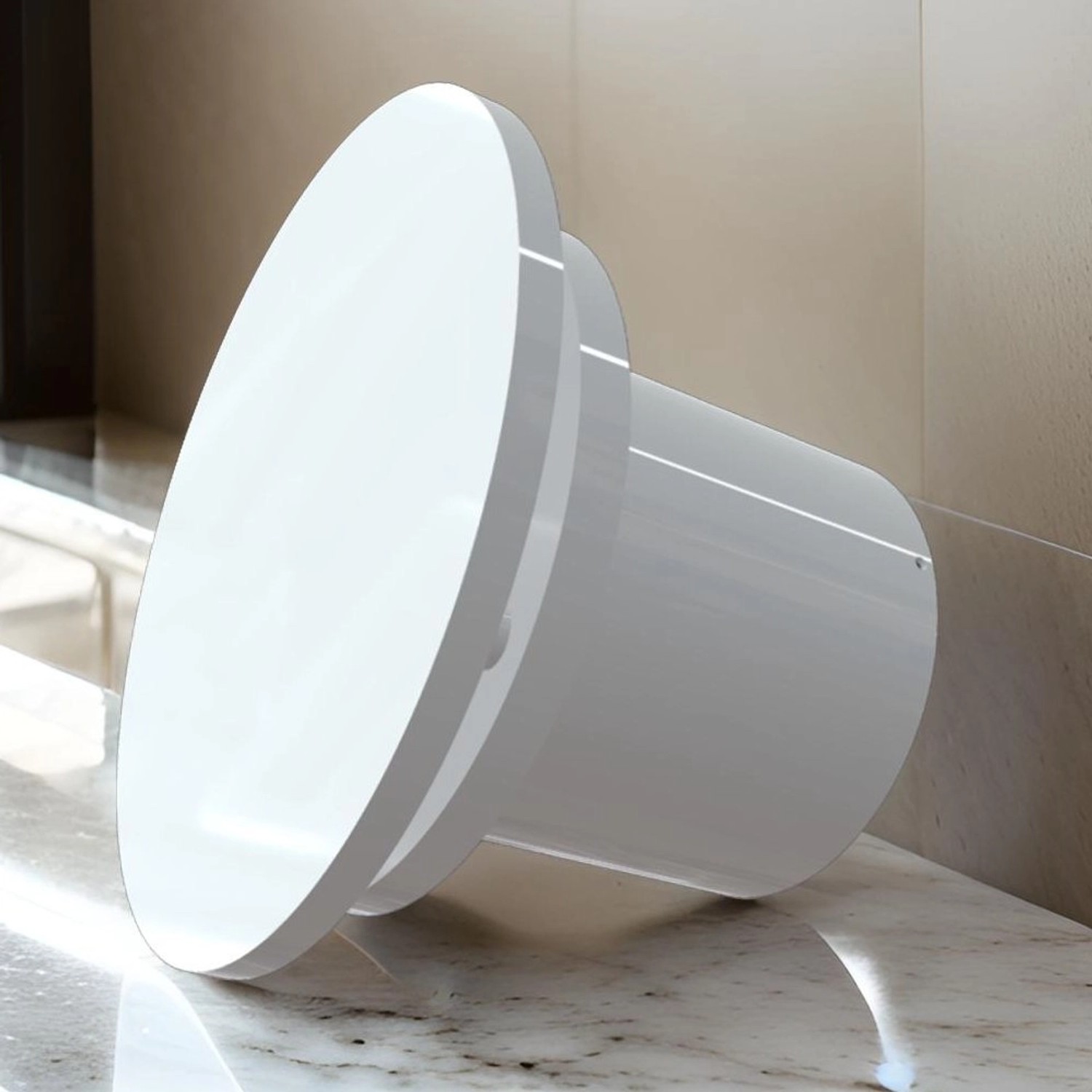 Weißer VLANO Badlüfter SIMPLE Round 125 mit Timer zur Wand- oder Deckenmontage.