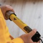 Schellenberg Funk-Rolladenmotor Maxi Premium 40 Nm in gelb, gehalten von Händen.
