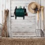 Schwarzer Relaxdays Wand-Schlauchaufroller aus Stahl mit grünem Gartenschlauch an heller Holzwand, umgeben von Gartenwerkzeugen.