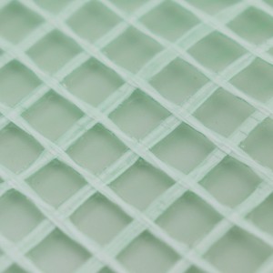 Detailaufnahme der transparenten, grünen Aquagart Gitterfolie, ideal für Gewächshäuser und Frühbeete.