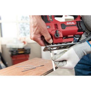 Skil Pendel-Stichsäge 4531GA in Rot beim Sägen von Holz, Detailaufnahme.