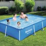 Rechteckiger Steel Pro Frame Pool (259x170x61cm) von Bestway mit Familie im Garten.