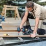Handwerker mit Bosch Akku-Drehschlagschrauber GDX 18V-210 C beim Terrassenbau.