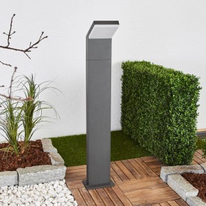 Moderne Arcchio LED Wegeleuchte Yolena in Schwarz. Außenleuchte aus Aluminium für Garten und Terrasse.