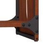 Eckdetail des Brennholzregals aus wetterfestem Stahl. Rostbraune Oberfläche, schwarze Metallverbindungen.