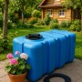Blauer KMND 200L Rechteck-Wassertank für Trinkwasser im Garten, mit schwarzem Deckel und Schlauch auf Terrasse.