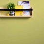 Grüne Uni-Tapete von PROFHOME (377488-GU) an Wand mit Holzregal und Dekoration.