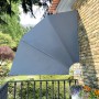 Grauer, faltbarer Balkonfächer 210x210 cm von furnicato als Sonnen- und Sichtschutz.
