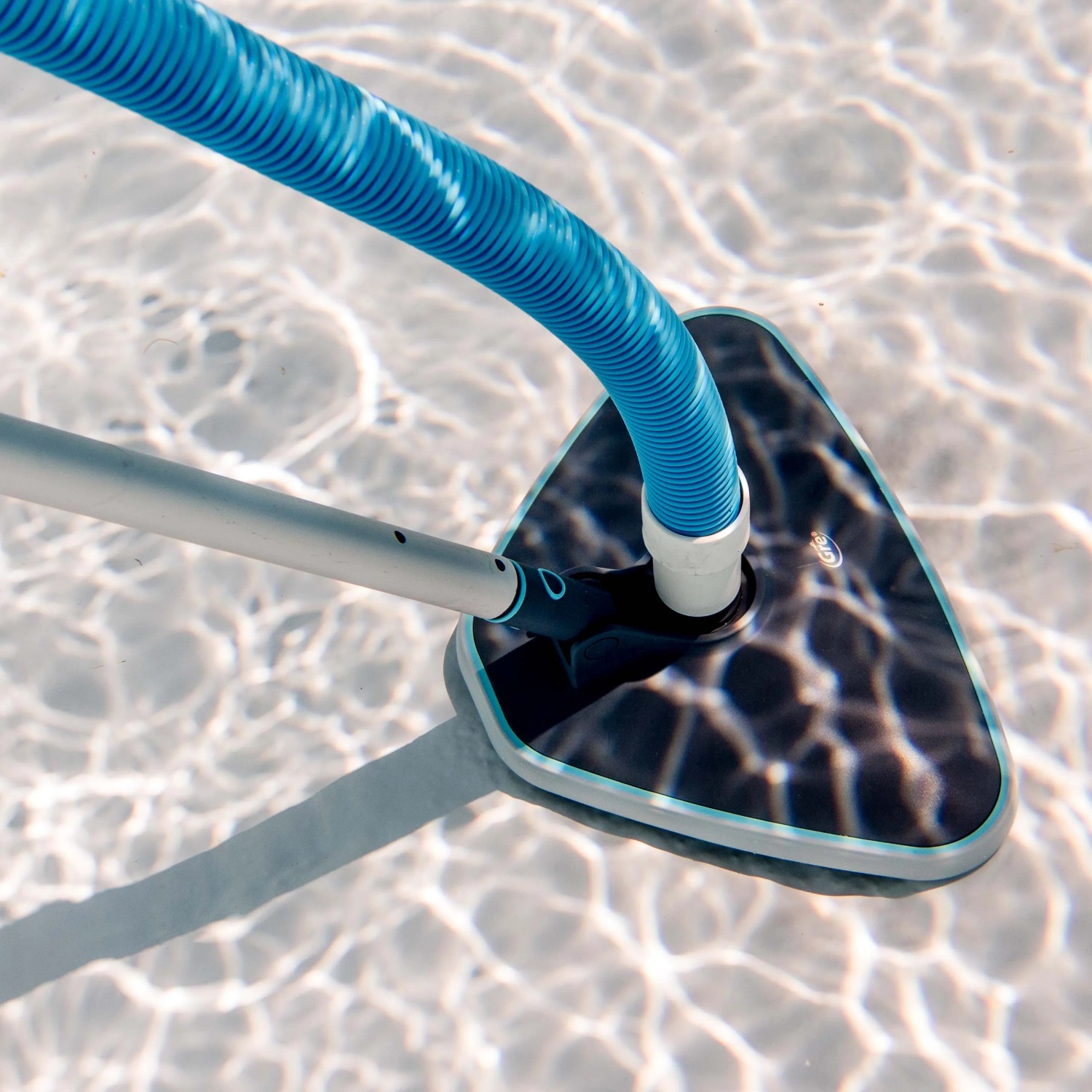 Gre dreieckiger Poolsauger Aufsatz Graphite mit Schlauch und Teleskopstange im Pool.