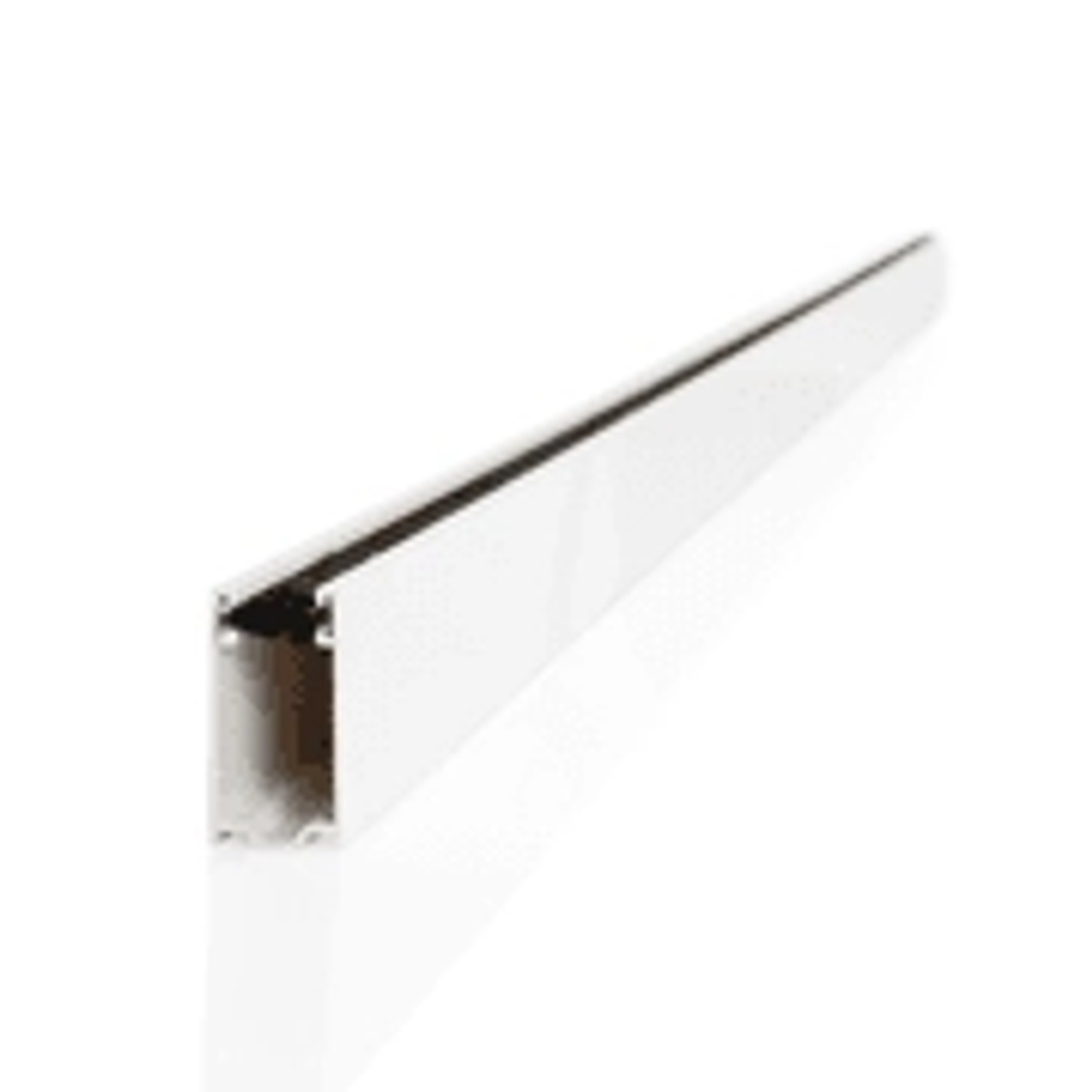 Detailaufnahme eines weißen PVC-Rahmens für Avosdim Insektenschutzrollo für Fenster.