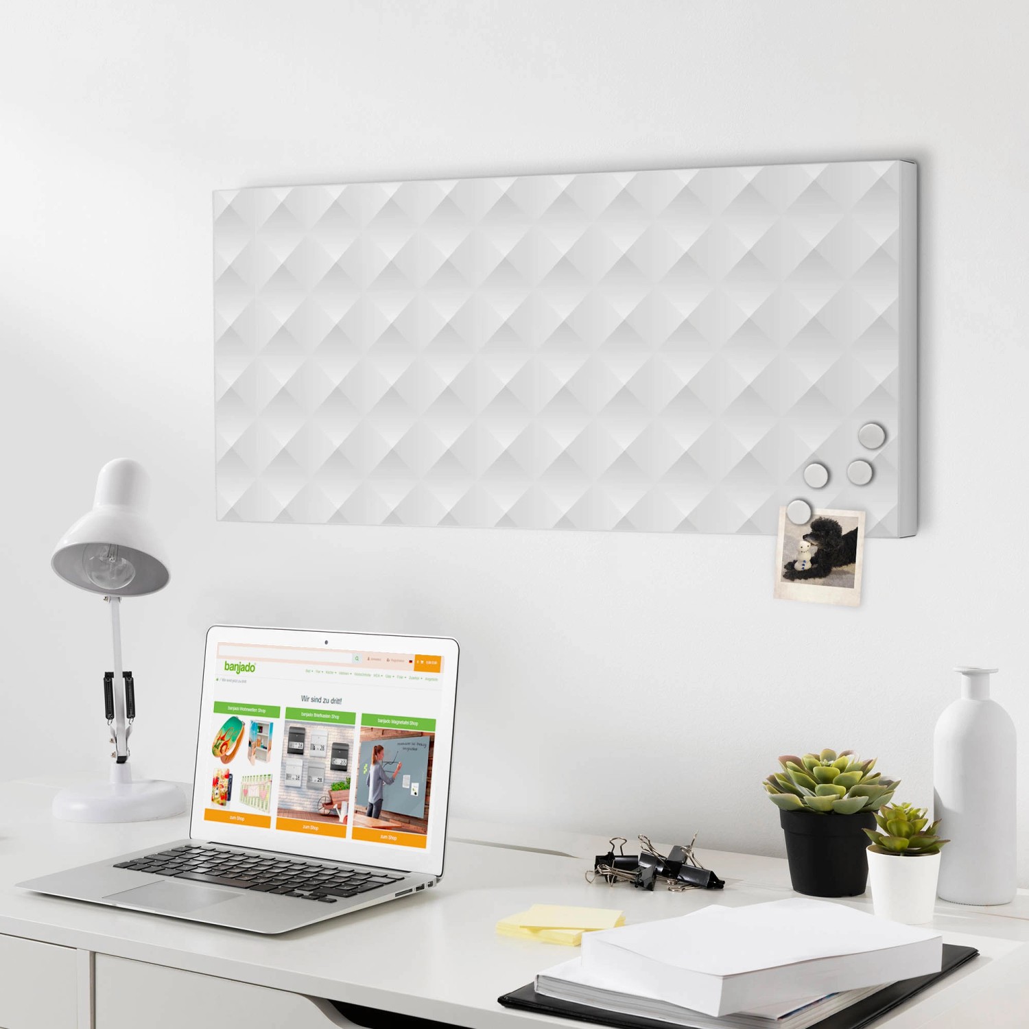 Weiße Banjado Magnettafel 78x37cm mit 4 Magneten als Wanddekoration.