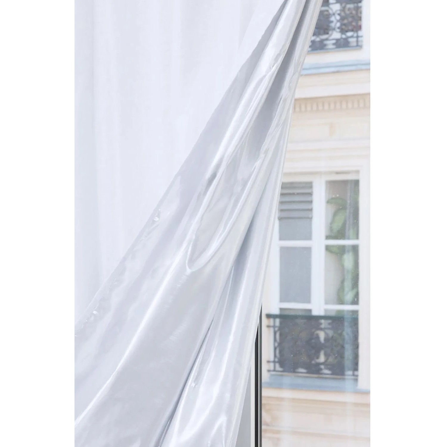 Weiße Moondream Wärmeschutzgardine Lilouu, 140x240 cm, mit Faltenband vor Fenster.