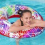 Mädchen im Bestway Schwimmring Summer Swirl (Ø 80 cm) mit Mandala-Design im Pool.