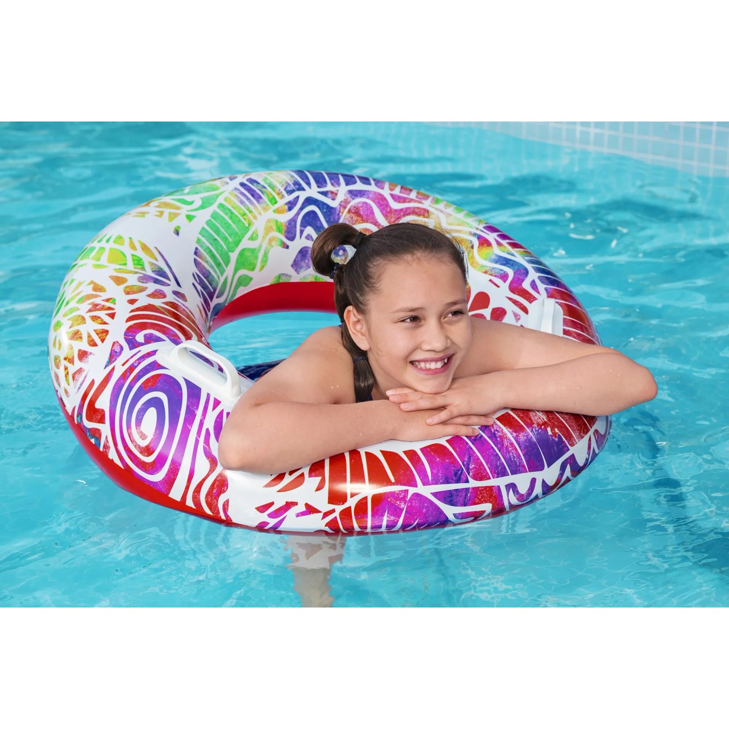 Mädchen im Bestway Schwimmring Summer Swirl (Ø 80 cm) mit Mandala-Design im Pool.