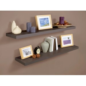 Zwei schwebende Regalböden Carlton in Anthrazit mit Deko-Elementen an einer Wand.