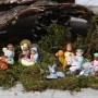 Krippenfiguren-Set auf Deko Moos, Weihnachtsdekoration.