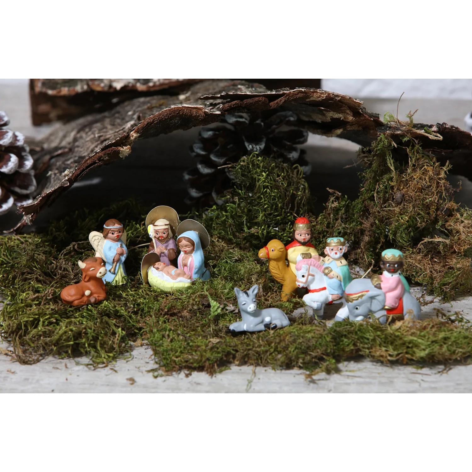 Krippenfiguren-Set auf Deko Moos, Weihnachtsdekoration.