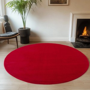 Runder, roter Kurzflorteppich (Ø 80 cm) der Marke Ayyildiz, Modell Joy 1400, in Wohnraum-Szene.