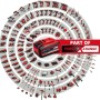 Einhell Power X-Change Akku mit Werkzeug- und Gartengeräte-Auswahl im Hintergrund.