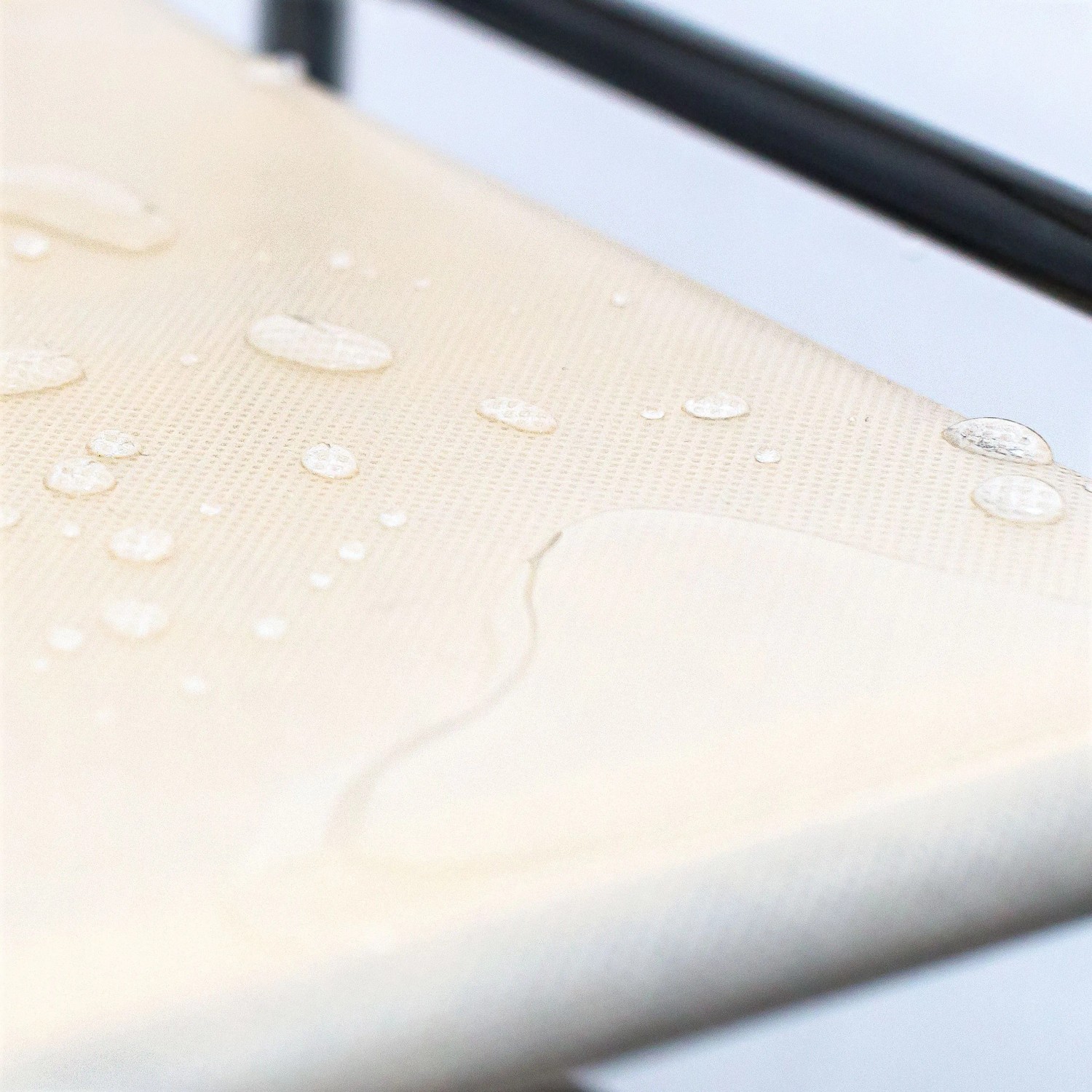 Beiger Vlies-Stoff des Relaxdays Schuhschranks mit Wassertropfen. Oberfläche ist leicht zu reinigen.