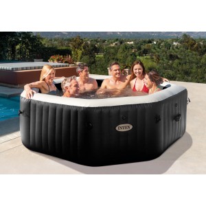 Schwarzer Intex Whirlpool PureSPA Bubble Jet Octagon mit Personen im Garten.