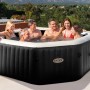 Schwarzer Intex Whirlpool PureSPA Bubble Jet Octagon mit Personen im Garten.