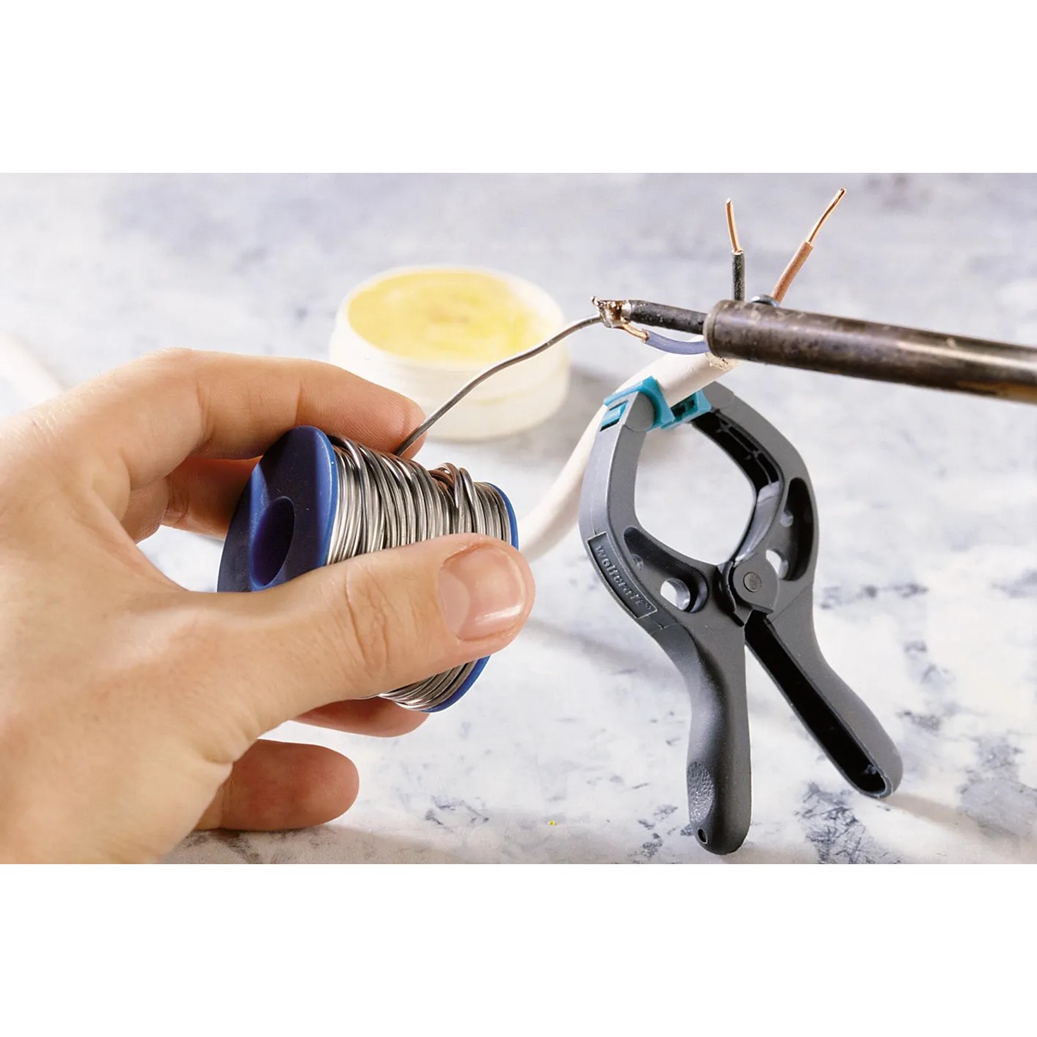 Wolfcraft Microfix Federzwinge beim Löten von Kabeln, Spannweite 3 cm.