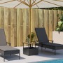 Schwarzer vidaXL Gartentisch mit Schirmloch, 55x55 cm, aus Poly Rattan neben zwei Liegen.