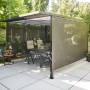Siena Garden Pergola Schattenmanufaktur mit Seitenteil und Esstischgruppe im Garten.