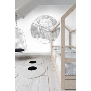 Kinderzimmer mit ESTAhome Waldtapete, Holzbett und runden Teppichen.