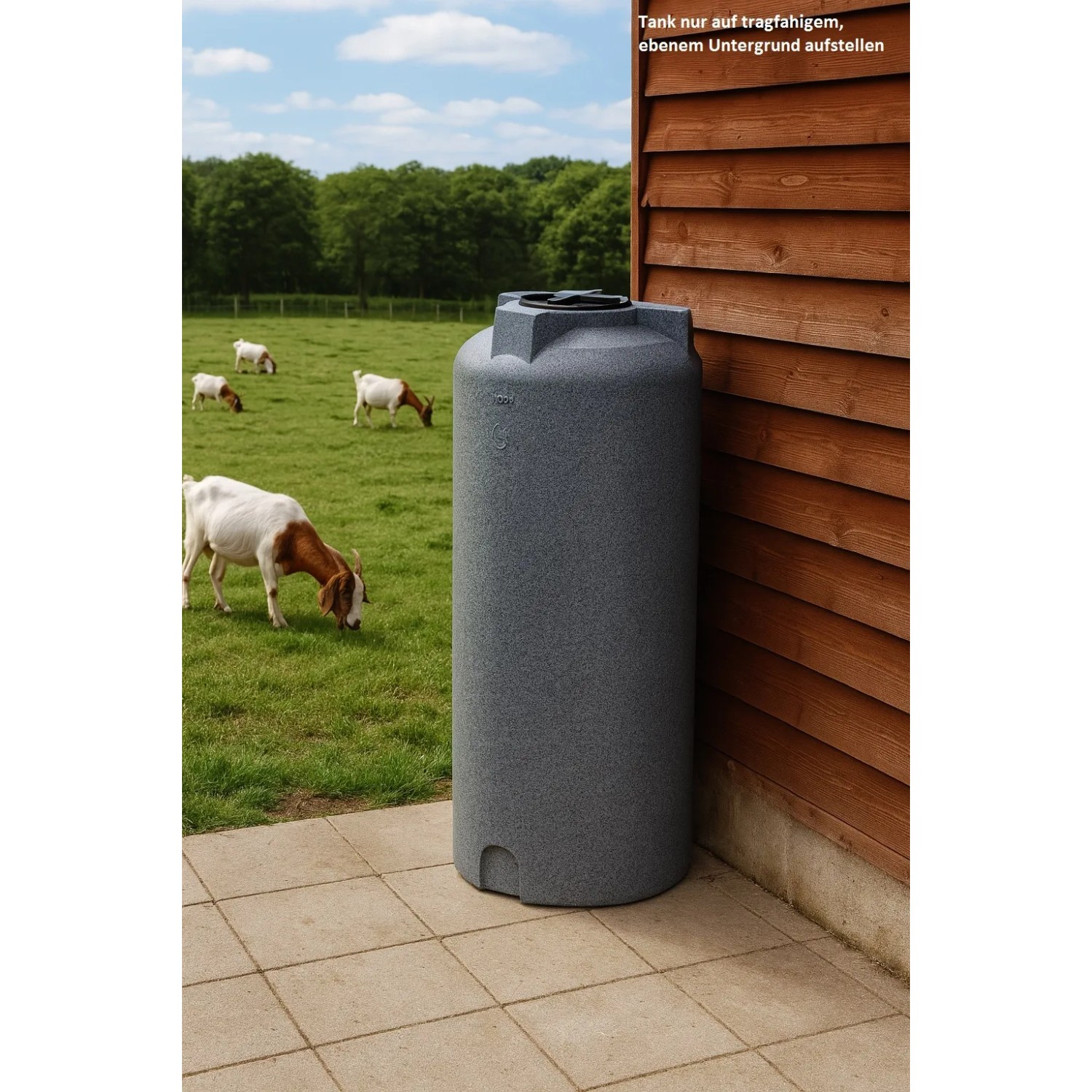 Grauer, zylindrischer KMND 1000L Trinkwasser Wassertank marmoriert, auf Terrasse neben Holzwand. Für Garten & Haushalt.