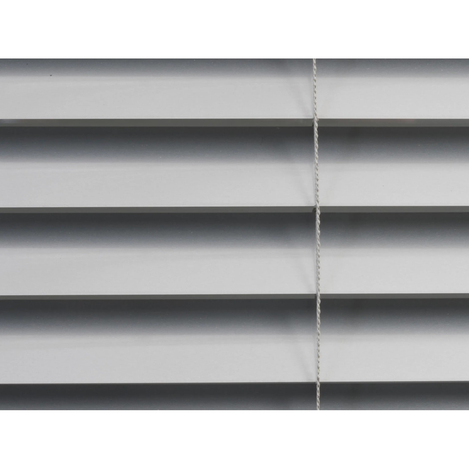 Detailaufnahme einer silbernen Aluminium Jalousie Burgos mit Zugschnur.