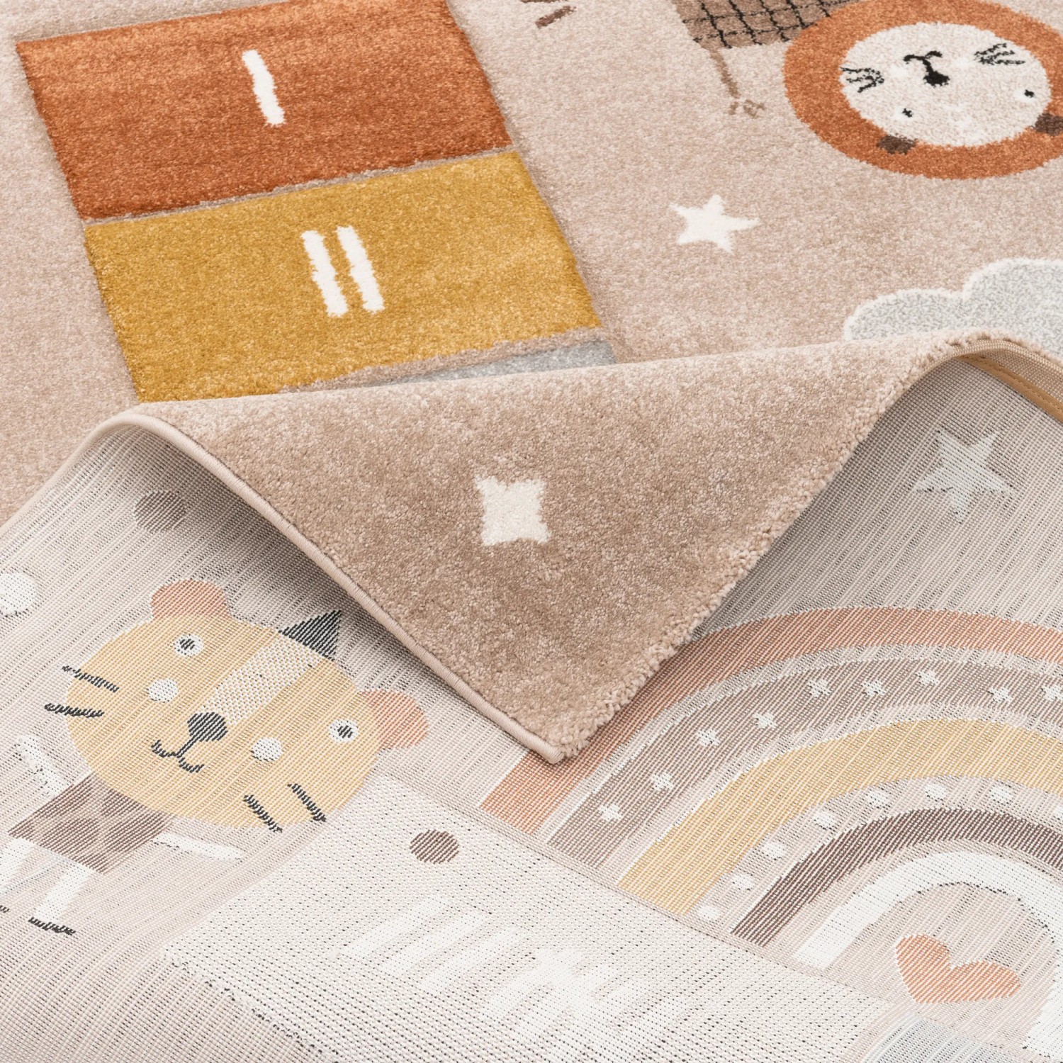 Beiger Kinderteppich mit Spielwelt-Motiv, z.B. Tiere und Regenbogen. Perfekt für das Kinderzimmer.