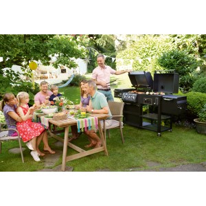 Familie grillt mit dem Jamestown Kombigrill Drake im Garten. Holzkohlegrill mit Gasgrill und Smoker.
