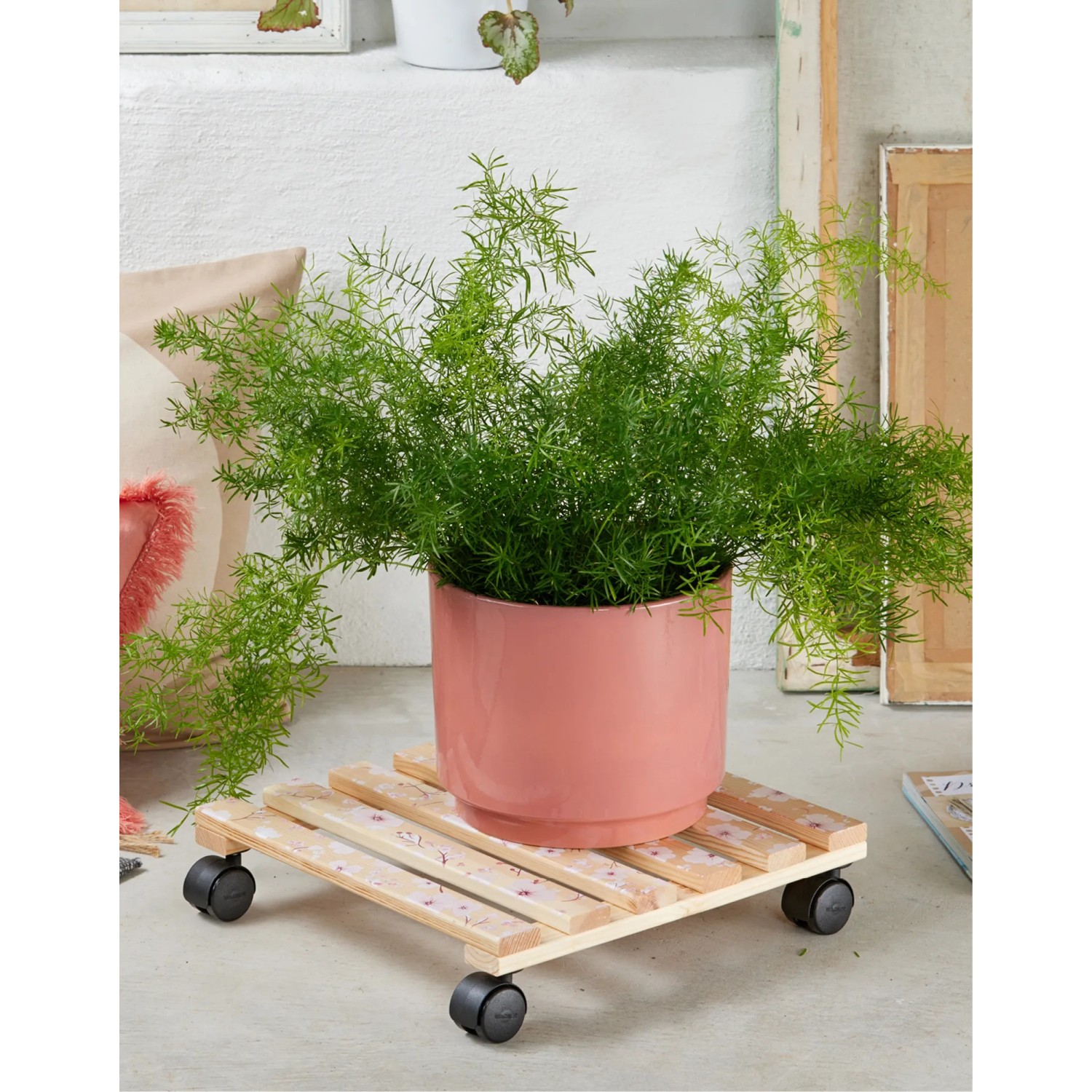 Wagner Multi Roller Kirschblüte mit Pflanze im rosa Topf, Rolluntersetzer aus Holz mit Rollen.