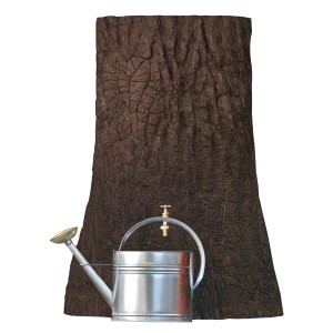 Arves Regentonne Little Tree, 250 l, dunkelbraun mit Gießkanne vor Baumstamm-Optik.