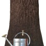 Arves Regentonne Little Tree, 250 l, dunkelbraun mit Gießkanne vor Baumstamm-Optik.