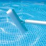 Intex Reinigungs-Set Venturi Poolsauger mit Bürste und Teleskopstange im Pool.