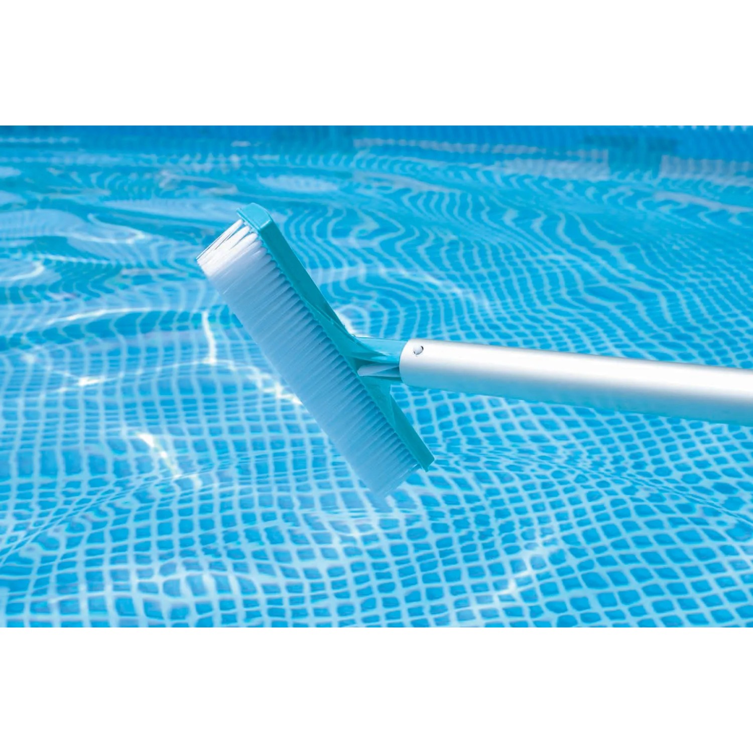 Intex Reinigungs-Set Venturi Poolsauger mit Bürste und Teleskopstange im Pool.