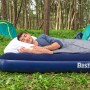 Bestway Luftmatratze Queen Size, dunkelblau, im Camping-Einsatz mit schlafendem Mann.