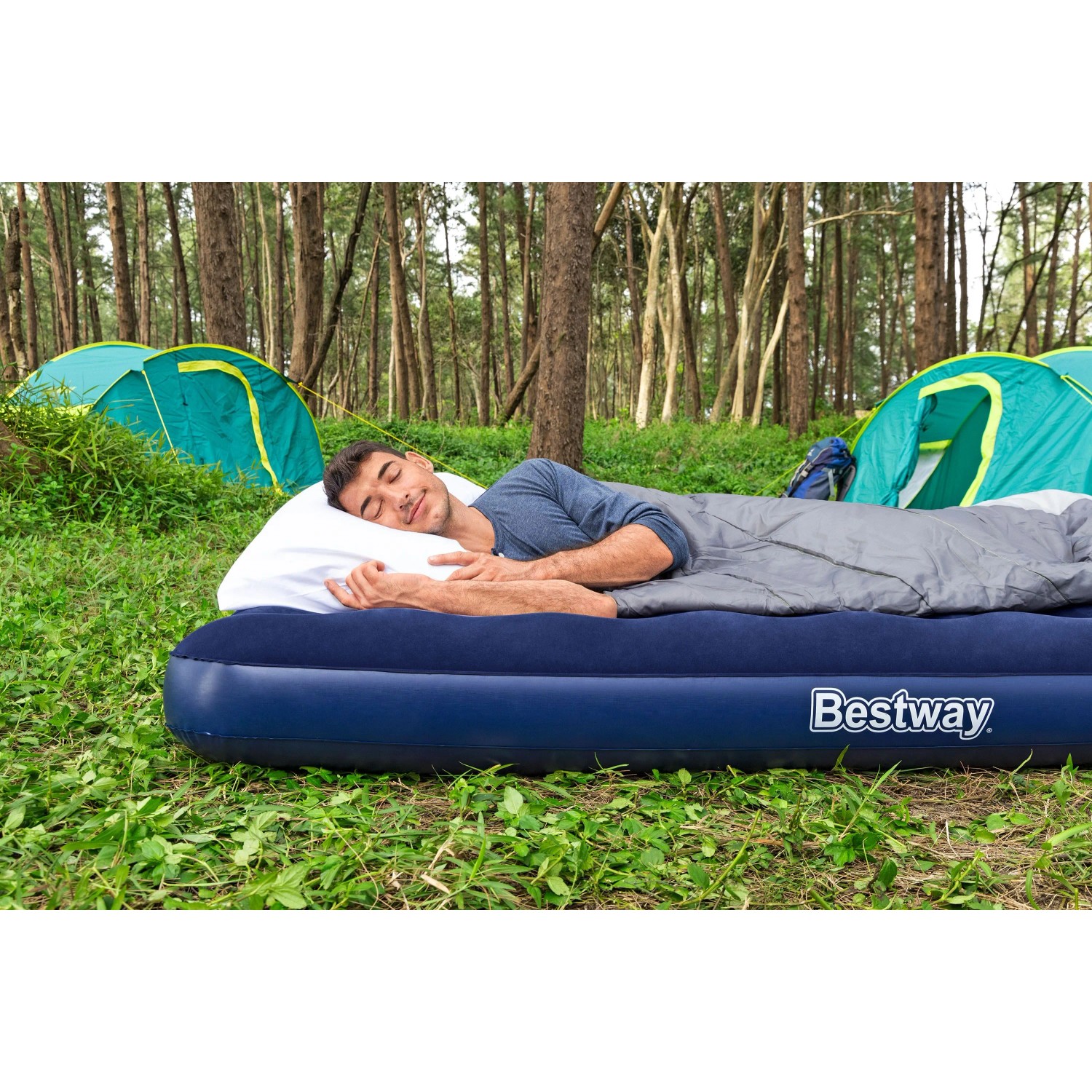 Bestway Luftmatratze Queen Size, dunkelblau, im Camping-Einsatz mit schlafendem Mann.