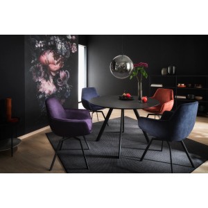 Wohnraum mit Schöner Wohnen Vliestapete Floral Schwarz Rosa als Wanddeko hinter Esstisch mit Stühlen.