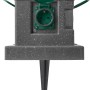 Gartensteckdose in Steinoptik mit 4 Steckdosen und Erdspieß, Schutzdeckel geöffnet.