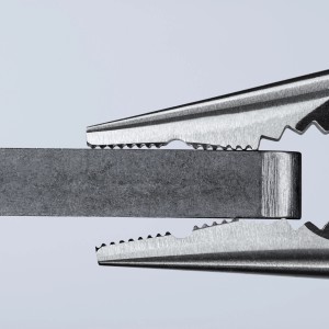 Knipex Spitz-Kombizange (145mm) beim Greifen eines Werkstücks. Zange aus Chrom mit Mehrkomponenten-Hüllen.