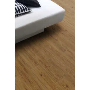 Gerflor Vinylboden Senso Rustic Noyer Naturel in Holzoptik, verlegt unter einem weißen Sofa.
