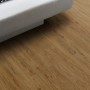Gerflor Vinylboden Senso Rustic Noyer Naturel in Holzoptik, verlegt unter einem weißen Sofa.