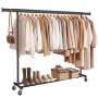 Schwarzer Songmics Kleiderständer mit Rollen, ausziehbarer Stange, Kleidung, Schuhen und Accessoires.