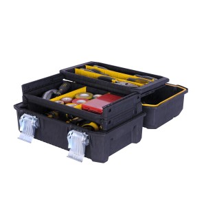 Offene, schwarze Stanley FatMax Werkzeugbox 18 Zoll mit Werkzeug und ausladenden Fächern.